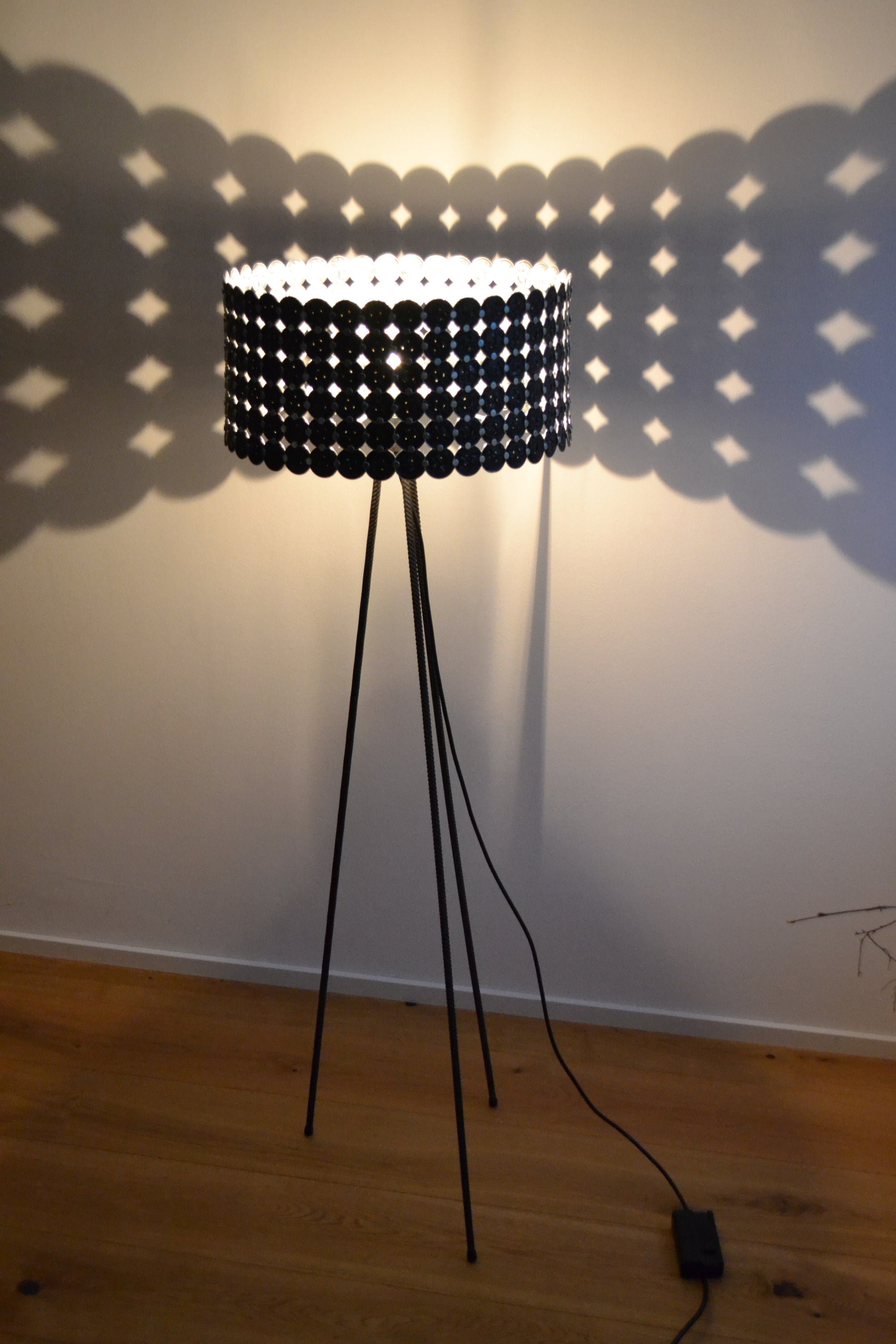 Beleuchtete Stehleuchte Midi mit funkelndem Lichtmuster an der Wand